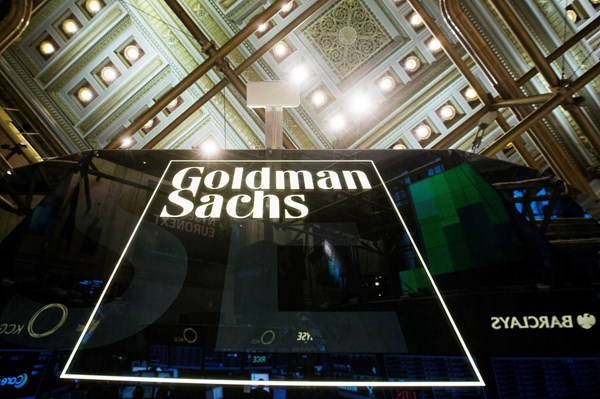 Goldman Sachs cân nhắc tăng tiền thưởng để giữ chân cấp quản lý