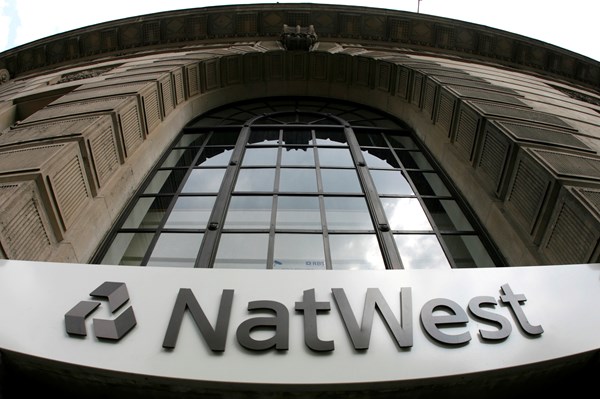 Chính phủ Anh giảm lượng cổ phần nắm giữ trong ngân hàng NatWest