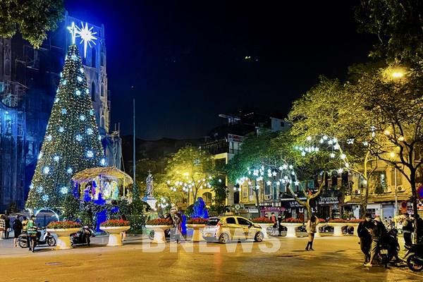 Rực rỡ phố đêm Hà Nội đón giáng sinh