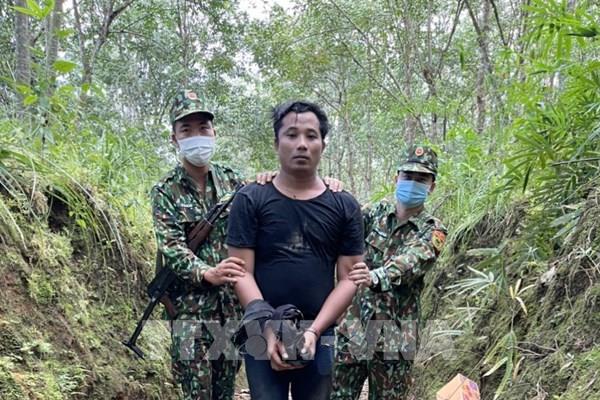 Bắt một người Campuchia vận chuyển hơn 1kg ma túy đá vào Việt Nam