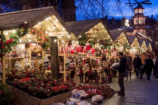 Doanh số bán lẻ của Anh tăng mạnh hơn dự kiến