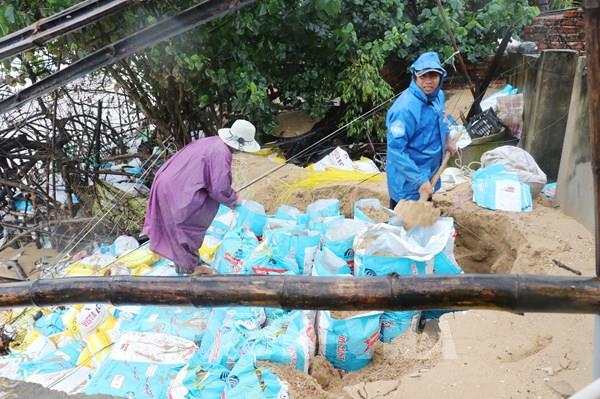 Bão số 9 khiến sóng biển dâng cao “đánh úp” các khu dân cư ven biển Phú Yên