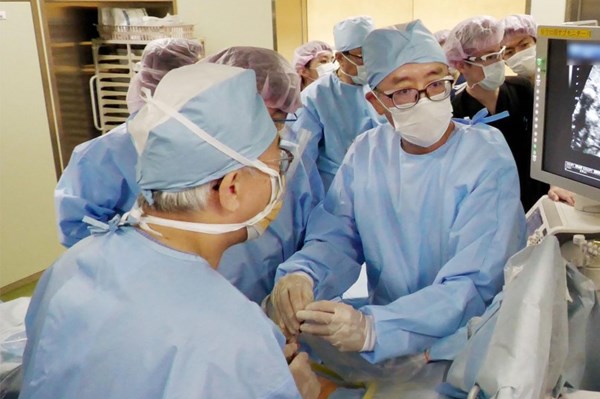  Nhật Bản phẫu thuật điều trị thành công cho thai nhi trong bụng mẹ