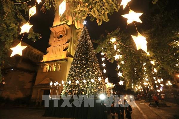Các nhà thờ trang hoàng rực rỡ đón Giáng sinh