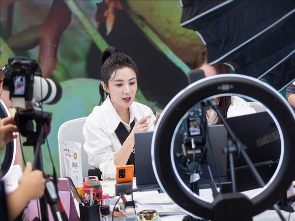 “Nữ hoàng livestream” Trung Quốc bị phạt 210 triệu USD do trốn thuế