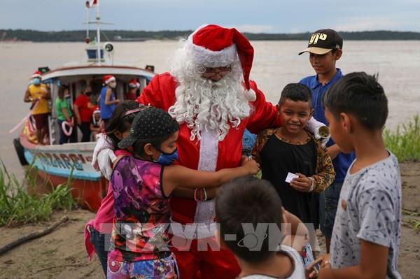 Ông già Noel mang niềm vui đến trẻ em nghèo vùng Amazon