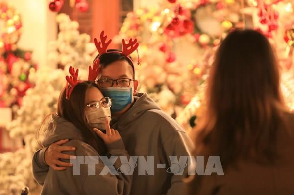 Không khí Giáng sinh trên phố Hàng Mã