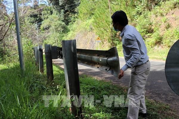 Hàng trăm mét hộ lan trên đường vào Khu du lịch Quốc gia hồ Tuyền Lâm bị phá hoại