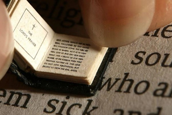 Cuốn sách nhỏ nhất thế giới được bán với giá 3.500 euro