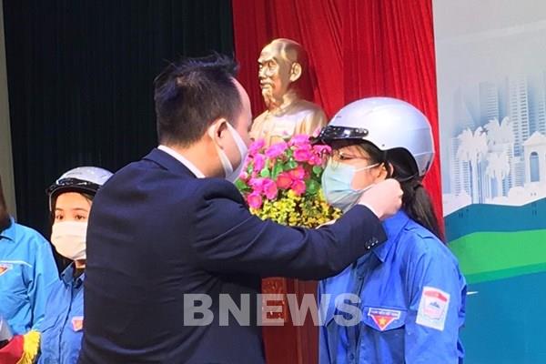 Honda Việt Nam trao tặng gần 150.000 mũ bảo hiểm cho người dân cả nước