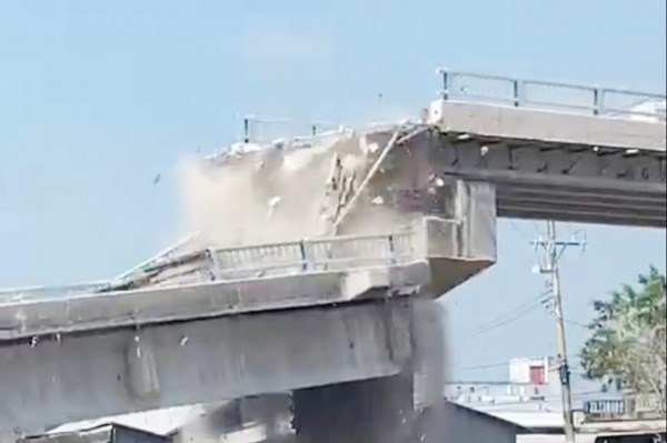 Cầu hơn 54 tỷ đồng sắp hoàn thành bất ngờ sụp xuống