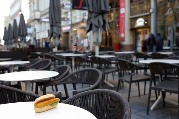 "Nghệ thuật" chế biến bánh mì kẹp dịp Giáng sinh tại Anh