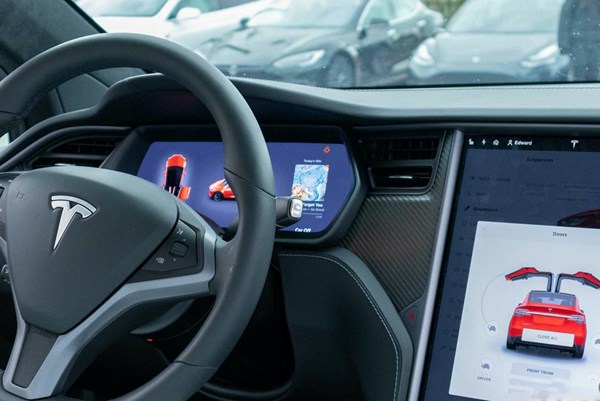 Tesla cập nhật phần mềm trên ô tô để tránh tài xế xao nhãng khi lái xe