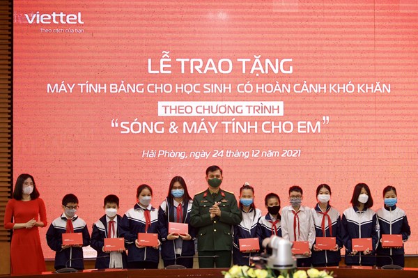 Viettel hoàn thành trao tặng 37.000 máy tính bảng cho các em học sinh khó khăn