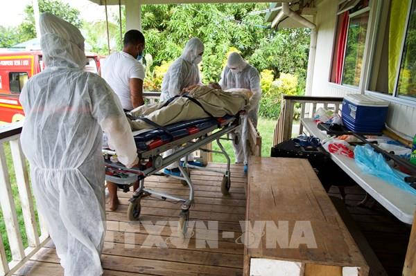 Pháp ghi nhận hơn 100.000 ca mắc mới COVID-19 trong 24h