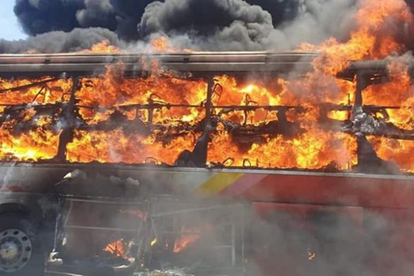 Xe khách tự bốc cháy trên quốc lộ 1A