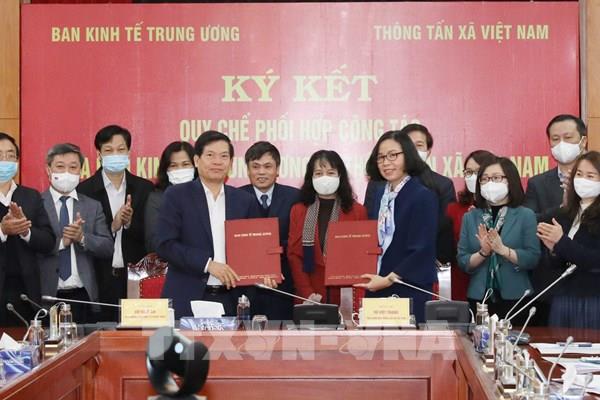 Ký kết quy chế phối hợp công tác giữa Ban Kinh tế Trung ương và TTXVN