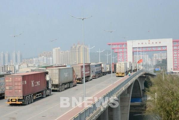 Vải thiều tươi lần đầu tiên được xuất khẩu qua cửa khẩu tại Móng Cái