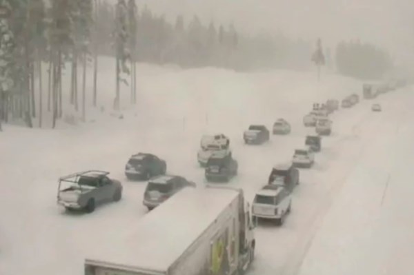 Bão tuyết cường độ mạnh tấn công miền Tây nước Mỹ