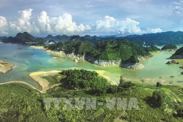 Vẻ đẹp hùng vĩ và thơ mộng của hồ Hòa Bình