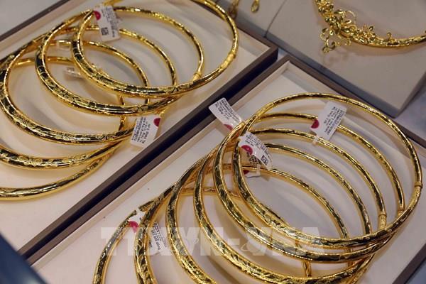 Căng thẳng Nga- Ukraine leo thang, giá vàng châu Á tăng gần 2% phiên 24/2