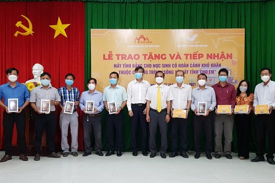 VietNam Post trao tặng 10.000 máy tính thuộc chương trình ‘Sóng và máy tính cho em” 