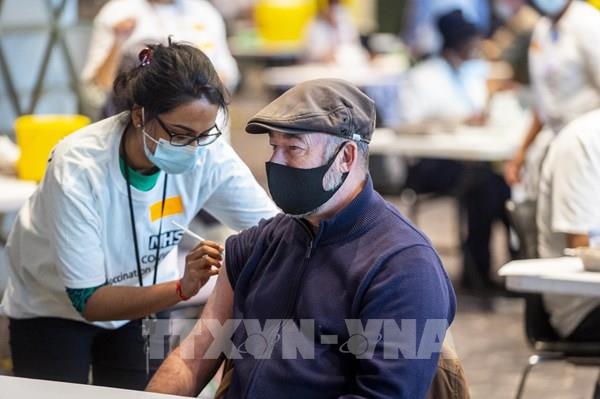Anh cảnh báo hầu hết người nhập viện vì COVID-19 chưa được tiêm tăng cường vaccine