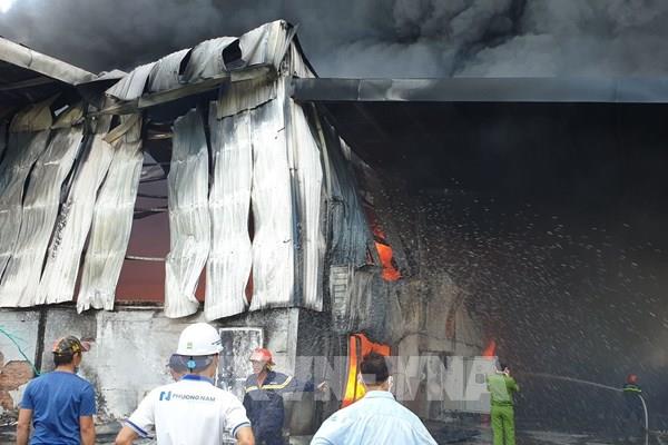 Tp. Hồ Chí Minh: Cháy lớn, hơn 2.700 m2 nhà xưởng bị thiêu rụi hoàn toàn