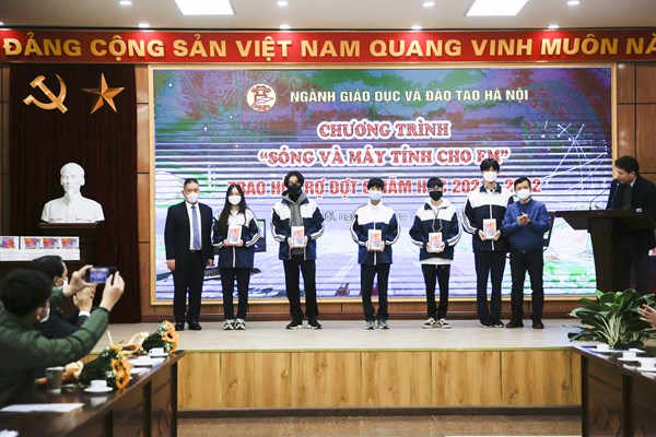 CMC tặng 2.000 máy tính bảng kèm giải pháp học tập mobiEdu cho học sinh khó khăn
