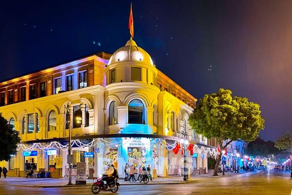 Phố phường Hà Nội rực rỡ trước thời khắc đón năm mới 2022