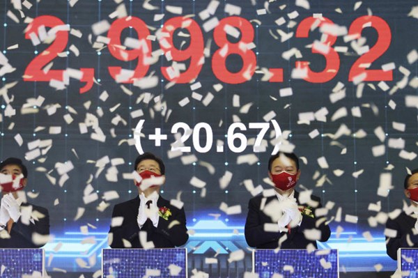 Chứng khoán châu Á khởi động năm 2022 với diễn biến trái chiều