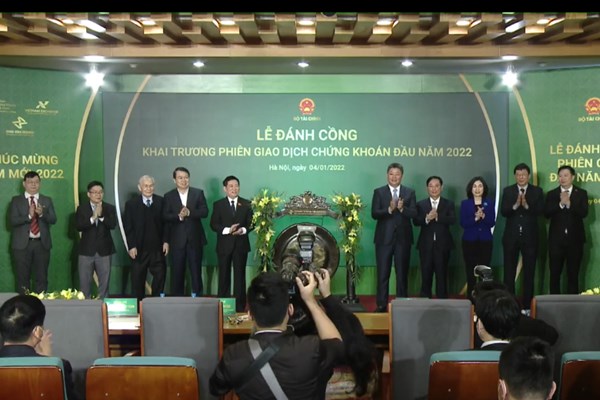 Đánh cồng khai trương phiên giao dịch chứng khoán đầu năm 2022