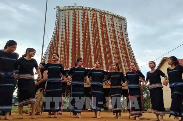 Phụ nữ Tây Nguyên gìn giữ nét đẹp thổ cẩm