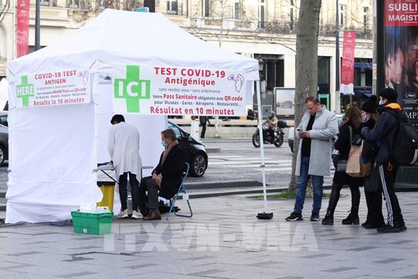 Pháp lần đầu ghi nhận số ca mắc COVID-19 mới vượt 300.000 ca/ngày