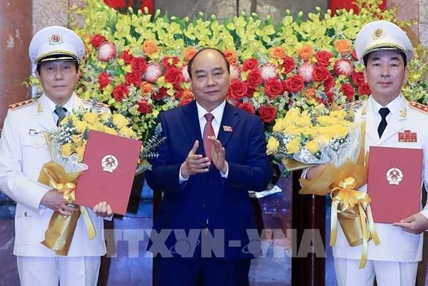 Chủ tịch nước Nguyễn Xuân Phúc trao quyết định thăng cấp bậc Thượng tướng cho hai Thứ trưởng Bộ Công an