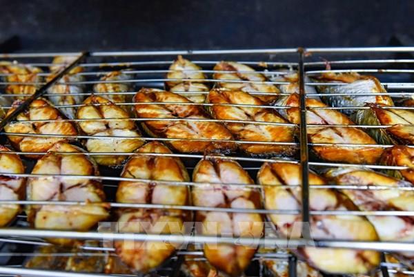 Nghề nướng cá nơi cửa biển Ngư Lộc hối hả vào vụ Tết