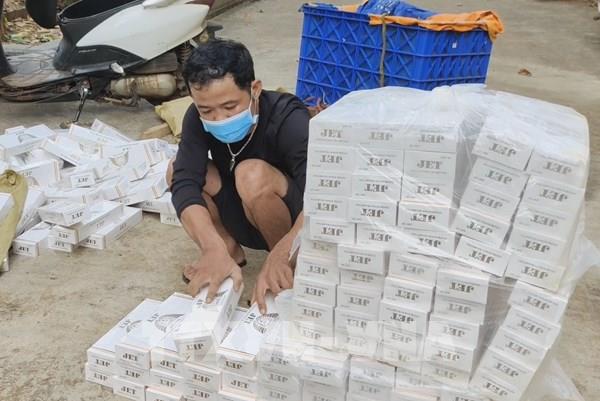 Bắt quả tang đối tượng vận chuyển gần 1.500 bao thuốc nhập lậu