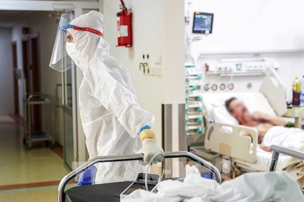 Số ca tử vong do COVID-19 tại Ba Lan vượt mốc 100.000