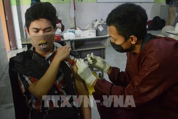 Indonesia miễn phí tiêm vaccine ngừa COVID-19 mũi 3 cho tất cả người dân
