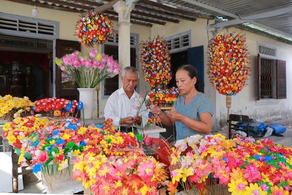 Làng nghề trăm năm tuổi rực rỡ sắc Xuân