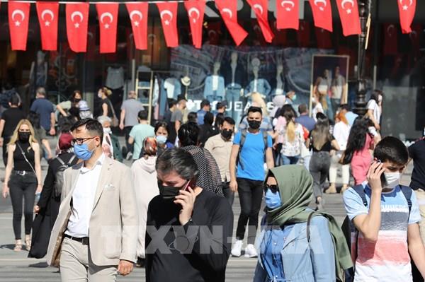 Thế giới lần đầu tiên ghi nhận gần 3,4 triệu ca mắc COVID-19 mới trong ngày