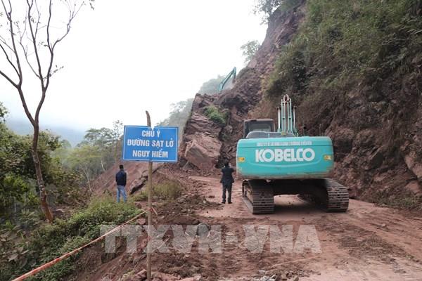 Thông tuyến Quốc lộ 4H sau nhiều giờ tê liệt vì sạt lở