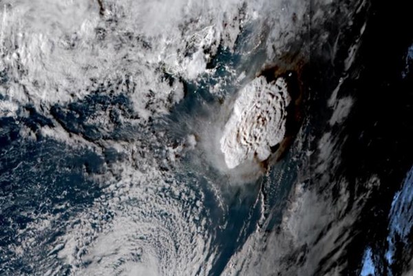 ​Sóng thần ập vào bờ biển Tonga sau vụ phun trào núi lửa