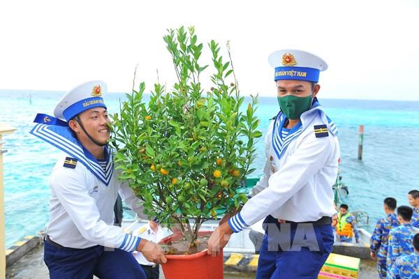 Mang mùa Xuân đến với Trường Sa