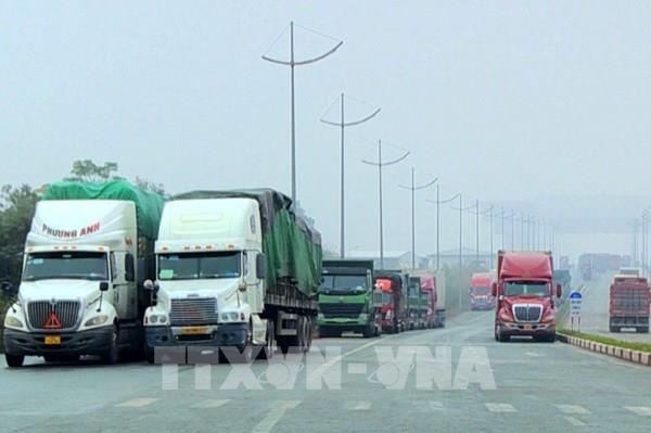 Làm gì để thông quan hàng hóa đang ùn tắc diện rộng tại cửa khẩu?