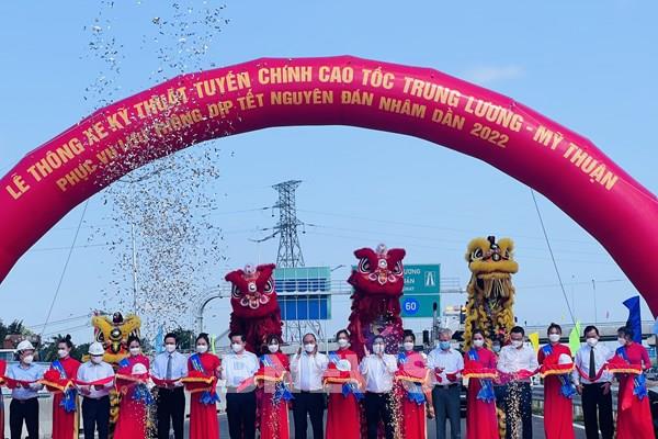 Chủ tịch nước Nguyễn Xuân Phúc cắt băng thông xe kỹ thuật cao tốc Trung Lương - Mỹ Thuận