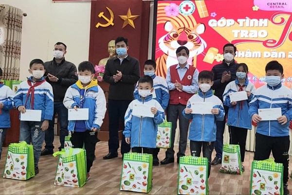 Central Retail trao tặng hơn 4.000 phần quà cho người có hoàn cảnh đặc biệt khó khăn