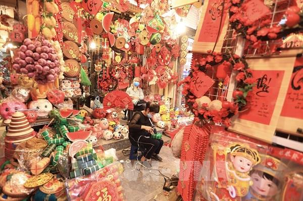 Hàng trang trí Tết: Đa dạng mẫu mã nhưng vắng người mua