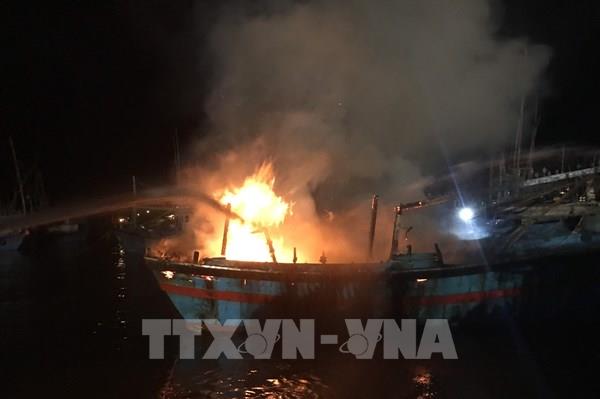 Cháy 3 tàu cá lúc rạng sáng