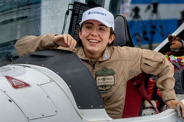 Người phụ nữ trẻ nhất bay vòng quanh thế giới một mình